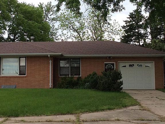 Front of home w/ garage