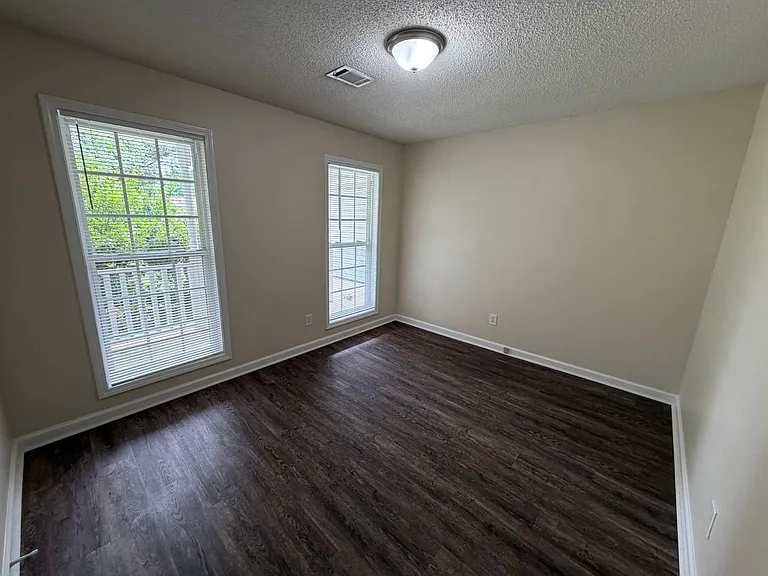 211 Ravenwood Ct — Photo 10
