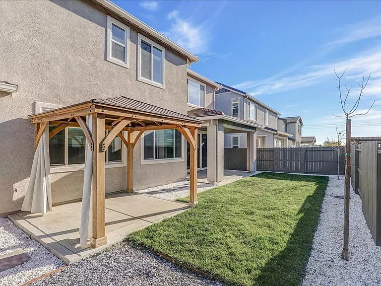 579 Honeysuckle Dr — Photo 17