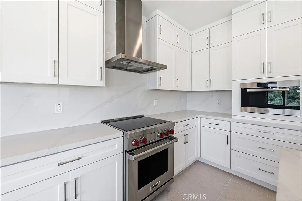 3 bed, 2.5 bath, 1493 sqft, $6,200 — Photo 2