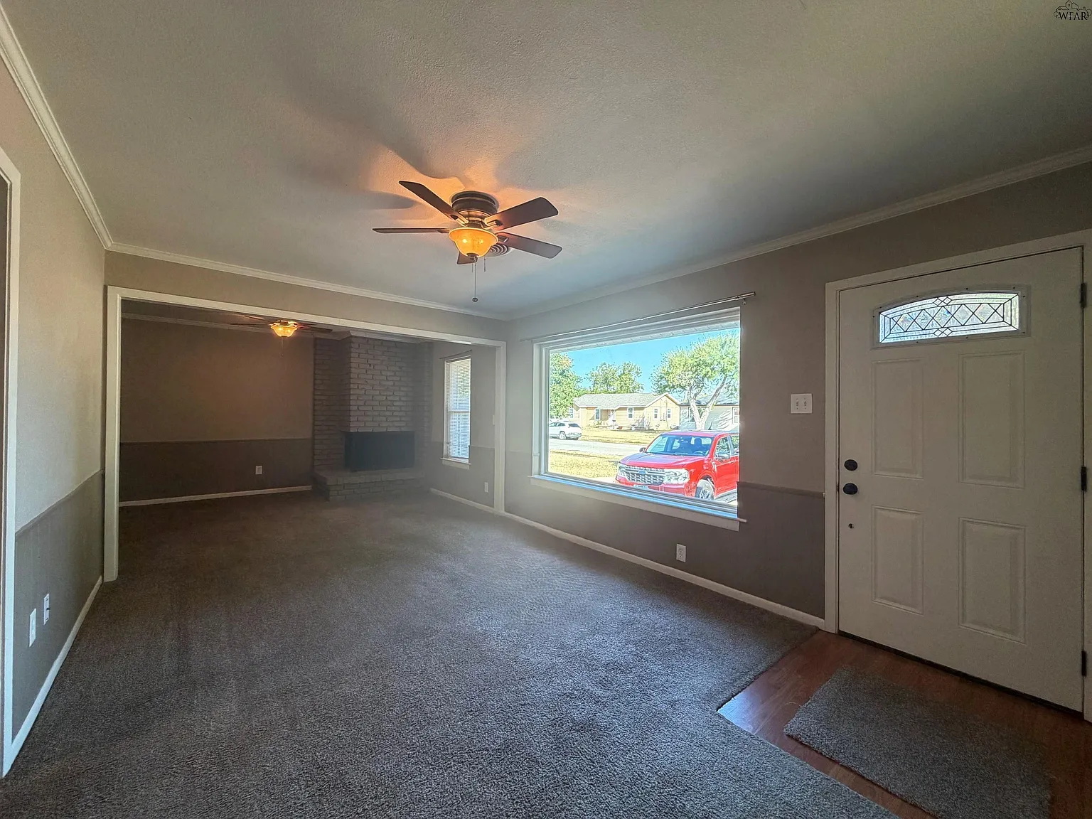 3 bed, 3.0 bath, 2115 sqft, $1,700 — Photo 3
