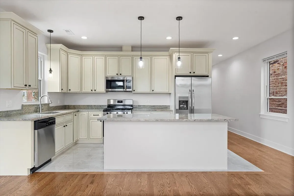 3 bed, 1200 sqft, $2,800 — Photo 2