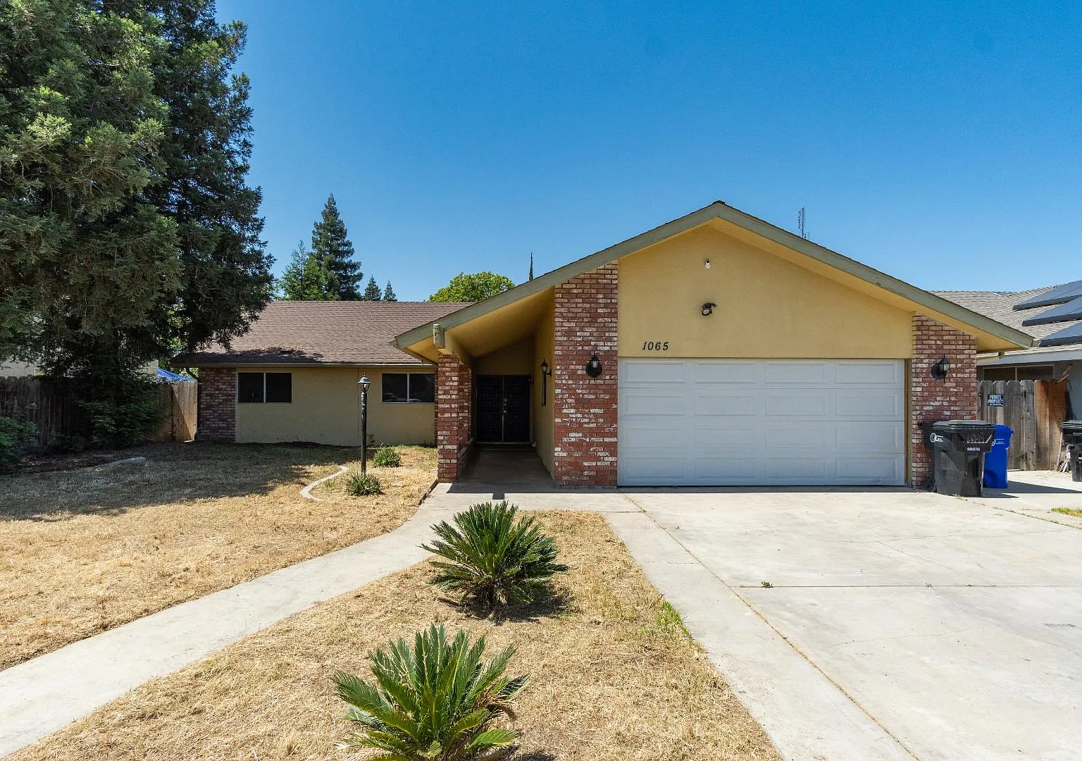1065 N Beverly St — Photo 2
