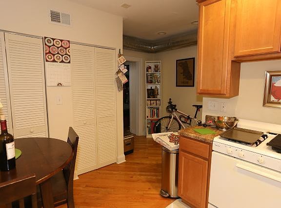 5th image of 3323 N Lakewood Ave #6H