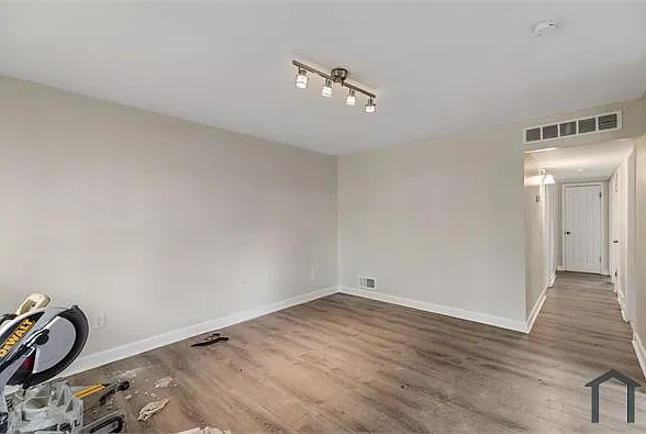 3 bed, 1000 sqft, $1,200 — Photo 4