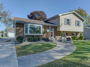 9529 Hawthorne Dr, Munster, IN 46321