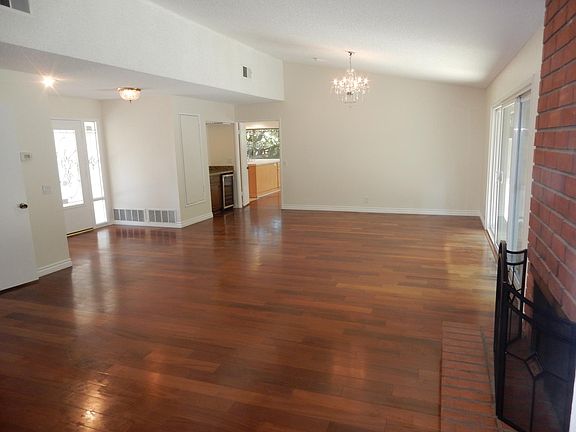 3rd image of 22440 Cairnloch St
