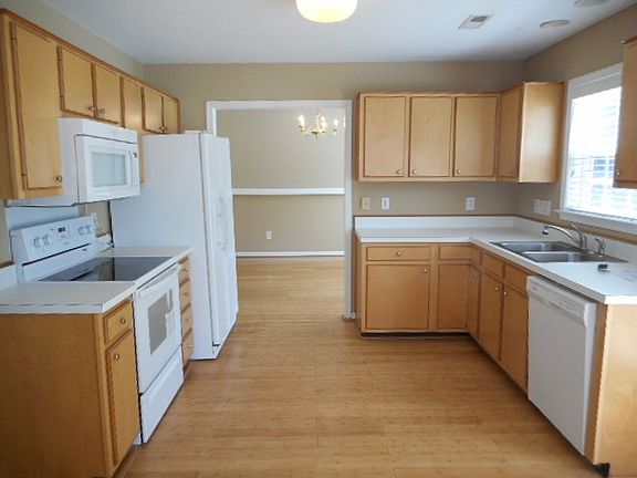 3rd image of 2412 Glen Laurel Dr