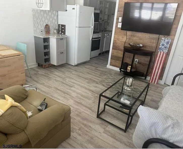 1 bed, 1.0 bath, $1,100 — Photo 3