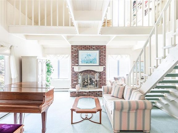 4th image of 24 Elizabeth Ct