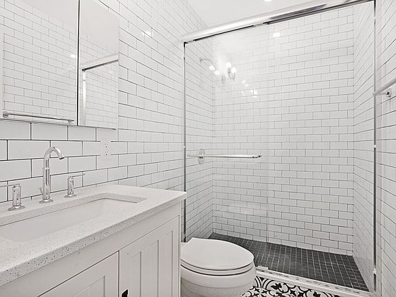 5th image of 443 Jefferson Ave APT 4R