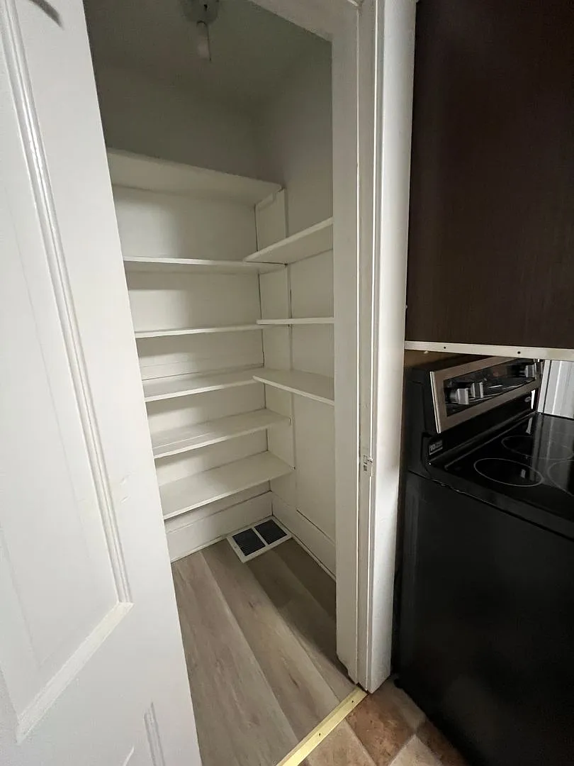 4 Bedroom La Crosse Home with Garage, Fenced Yard & In-Unit Laundry — Photo 4