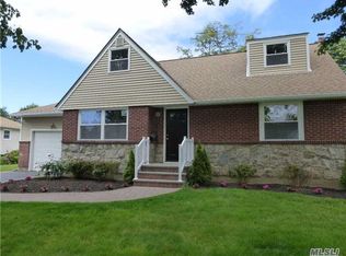 5 Keats Pl, Greenlawn, NY 11740