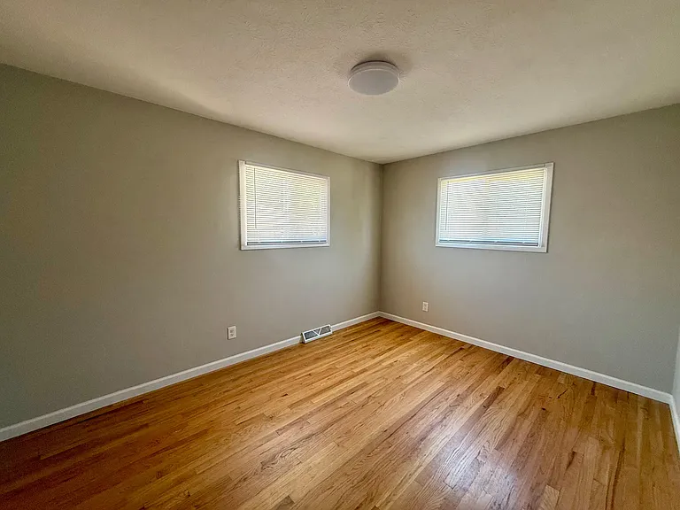 24051 Russell Ave — Photo 17