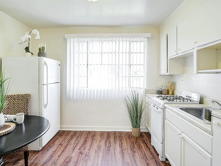 Bright Eat-In Kitchen