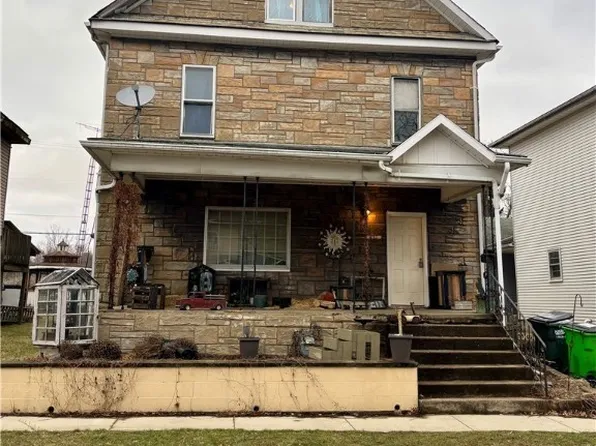 621 W 1st St, Uhrichsville, OH 44683