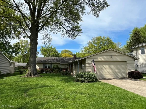 319 Robin Dr, Berea, OH 44017