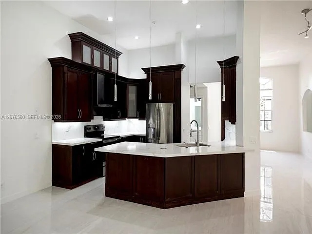 4 bed, 2.5 bath, $7,200 — Photo 2
