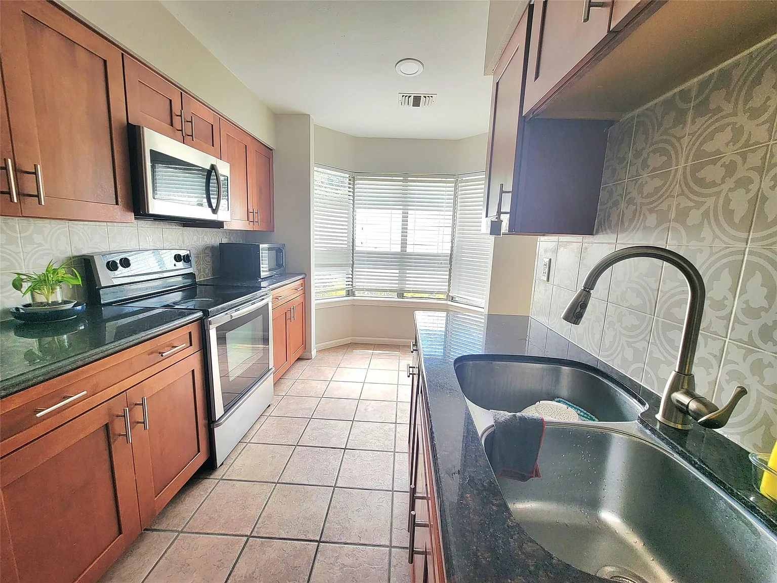 2 bed, 1.5 bath, 1556 sqft, $1,850 — Photo 4