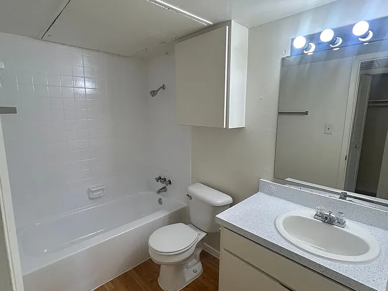 Oak Park Apartments — Photo 34