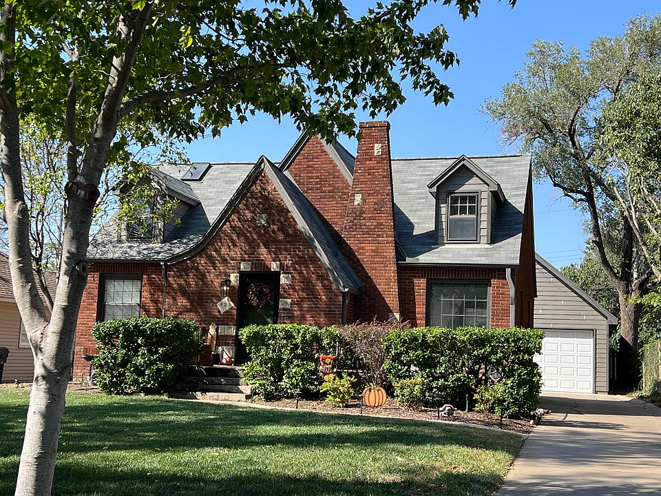 Lovely tudor in prime location!