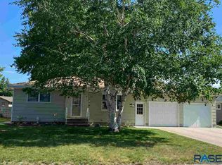 910 E 12th Ave, Mitchell, SD 57301