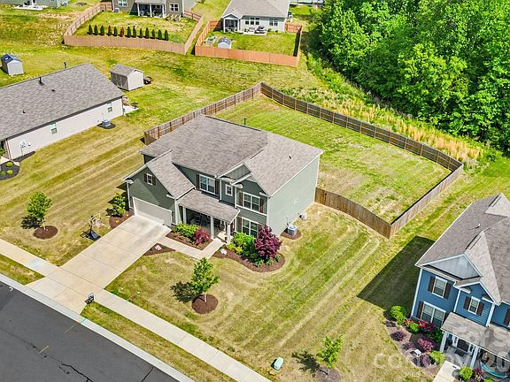 5th image of 840 Oak Manor Dr SE