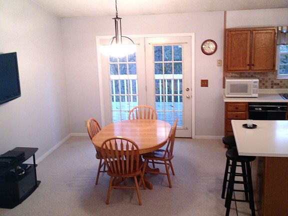 3rd image of 944 Bradford Ct