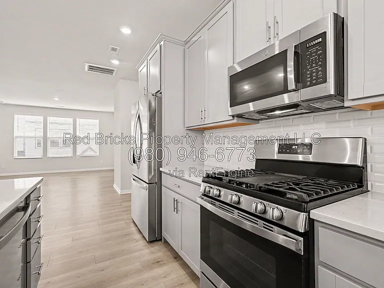1420 Blanche St — Photo 17