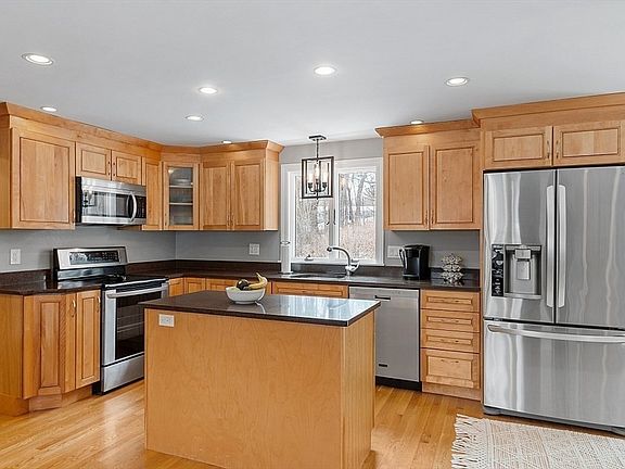 5th image of 60 Stanford Dr