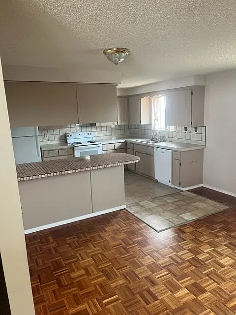 7 bed, 2936 sqft, $2,100 — Photo 3