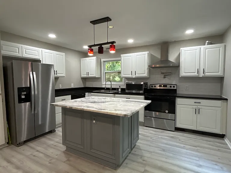 555 Glencove Dr — Photo 1