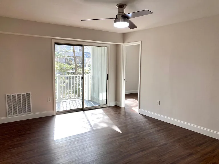 Living room with modern, remote-controlled ceiling fan