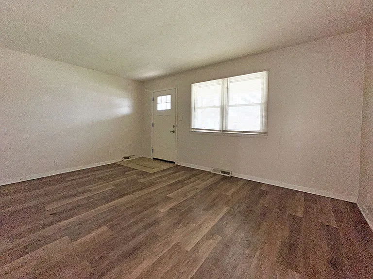 FNY121 — Photo 11