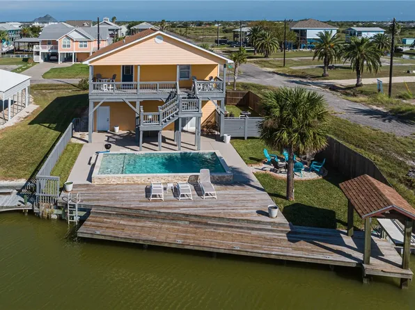 102 Ball St, Rockport, TX 78382