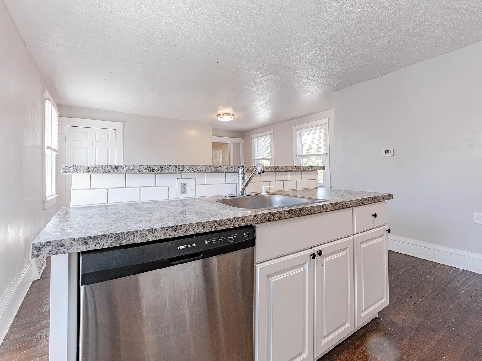 3 bed, 1255 sqft, $2,495 — Photo 3