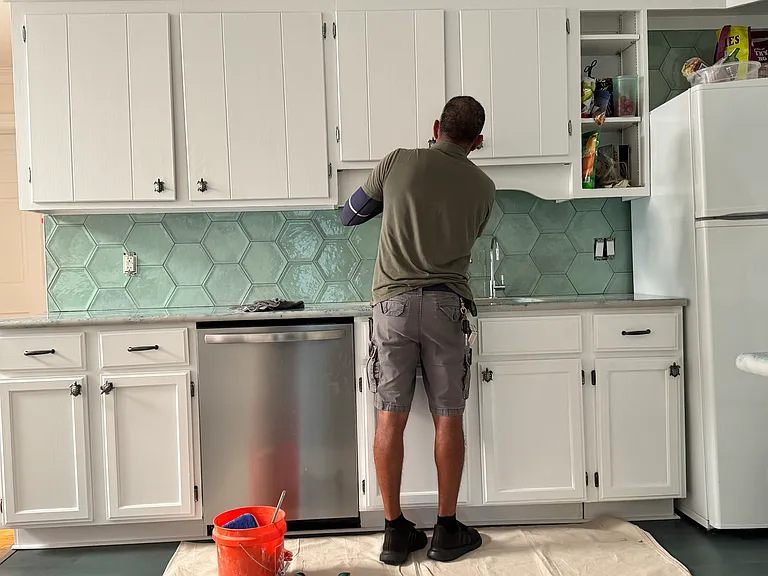 New quartz countertops, backsplash, sink & kitchen floor in 2025 !