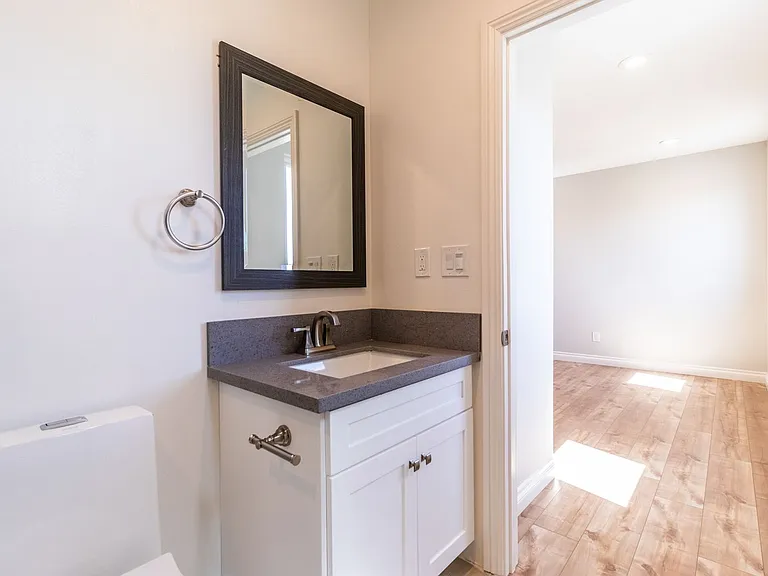 1737 S Longwood Ave — Photo 48