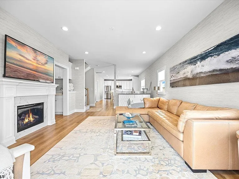 208 N Surrey Ave — Photo 9