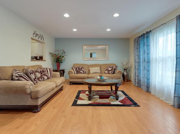 510 East Laverne DRIVE, Oak Creek, WI 53154