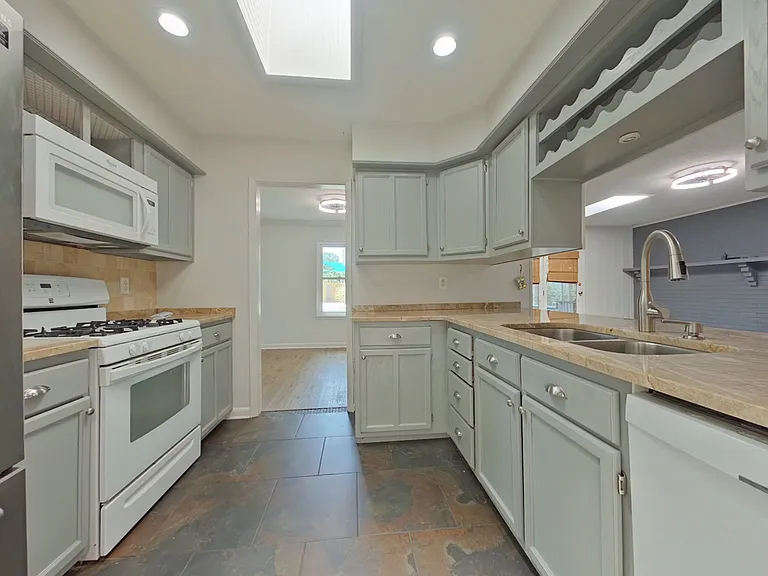 4-web-or-mls-3 Kitchen-5_04202026