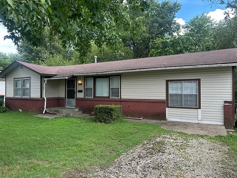 1007 Mayes Ave — Photo 1