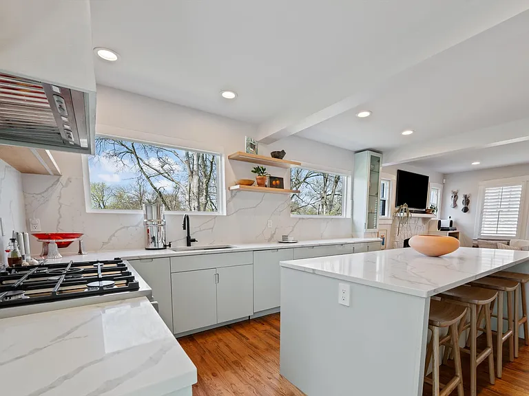 207 Morton Ave — Photo 9