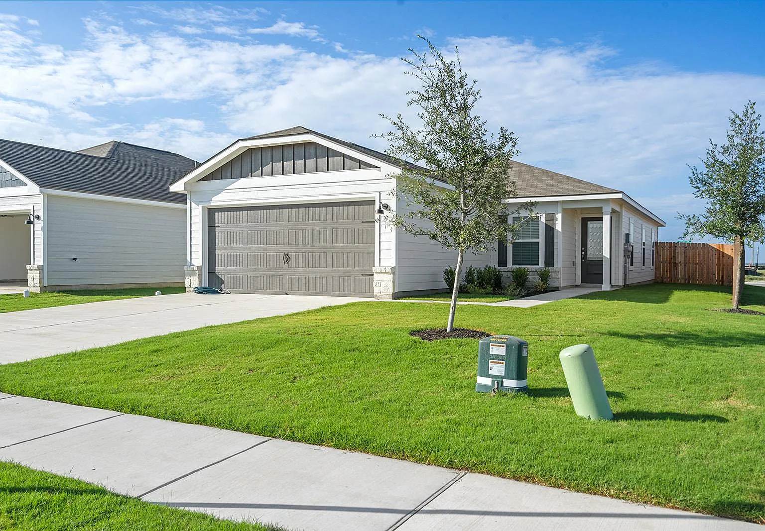 3 bed, 2.0 bath, 1305 sqft, $2,285 — Photo 1