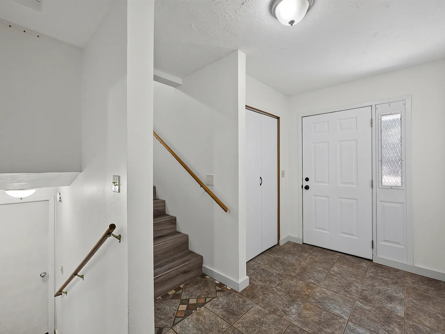 3 bed, 2.5 bath, 2726 sqft, $2,800 — Photo 2