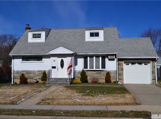 25 Cedar Dr E, Plainview, NY 11803