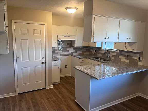 4th image of 211 Scott Ct