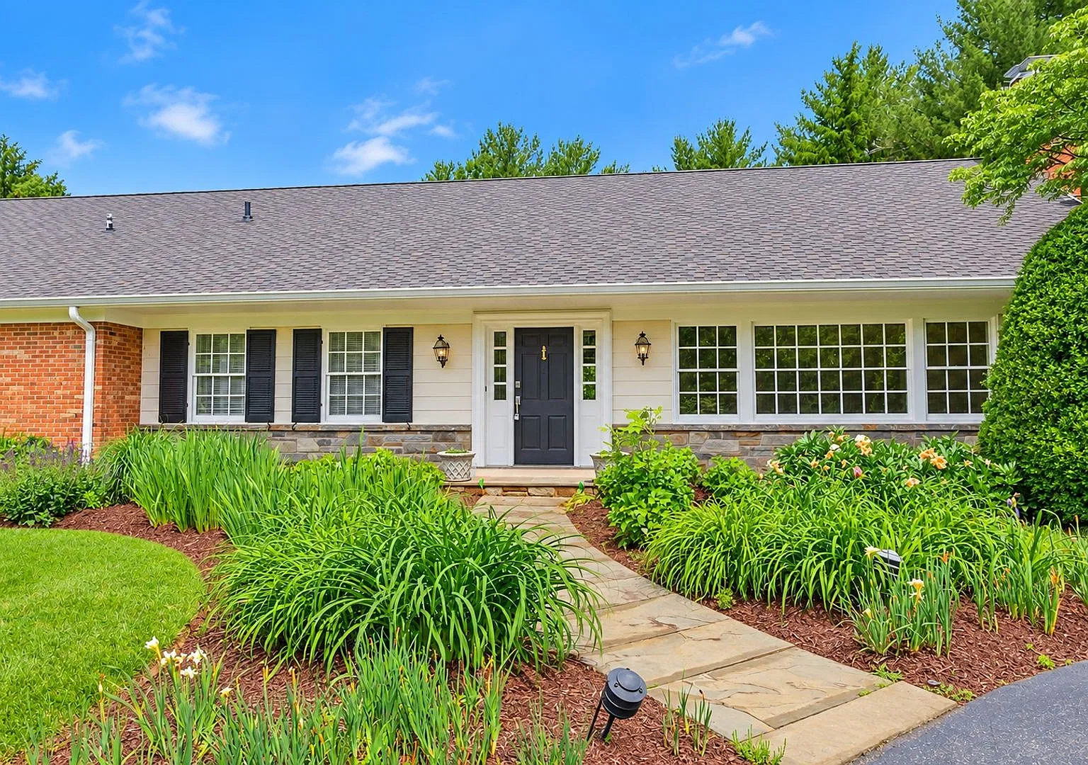 3 Bed 3 Bath - Potomac Falls Rambler - Lawn care included — Photo 2