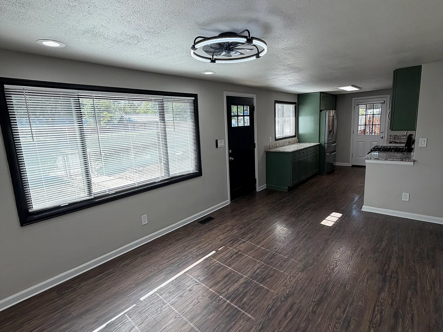 2 bed, 700 sqft, $2,200 — Photo 3