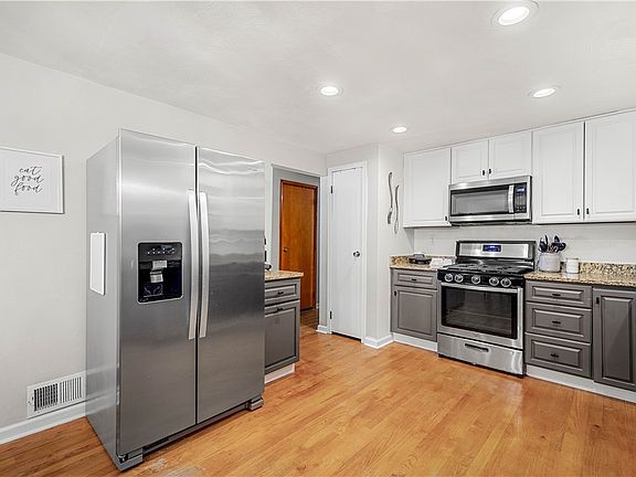 3rd image of 7102 Dumbarton Pl